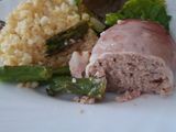 Kotlety mielone w szynce parmeńskiej pieczone ze szparagami