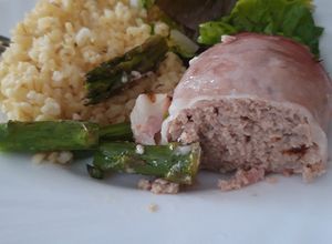 Zdjęcie przepisu Kotlety mielone w szynce parmeńskiej pieczone ze szparagami.