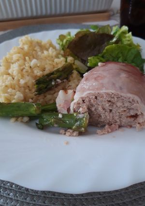 Zdjęcie przepisu Kotlety mielone w szynce parmeńskiej pieczone ze szparagami.