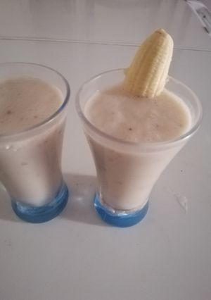 A picture of Banana dry fruit shake.