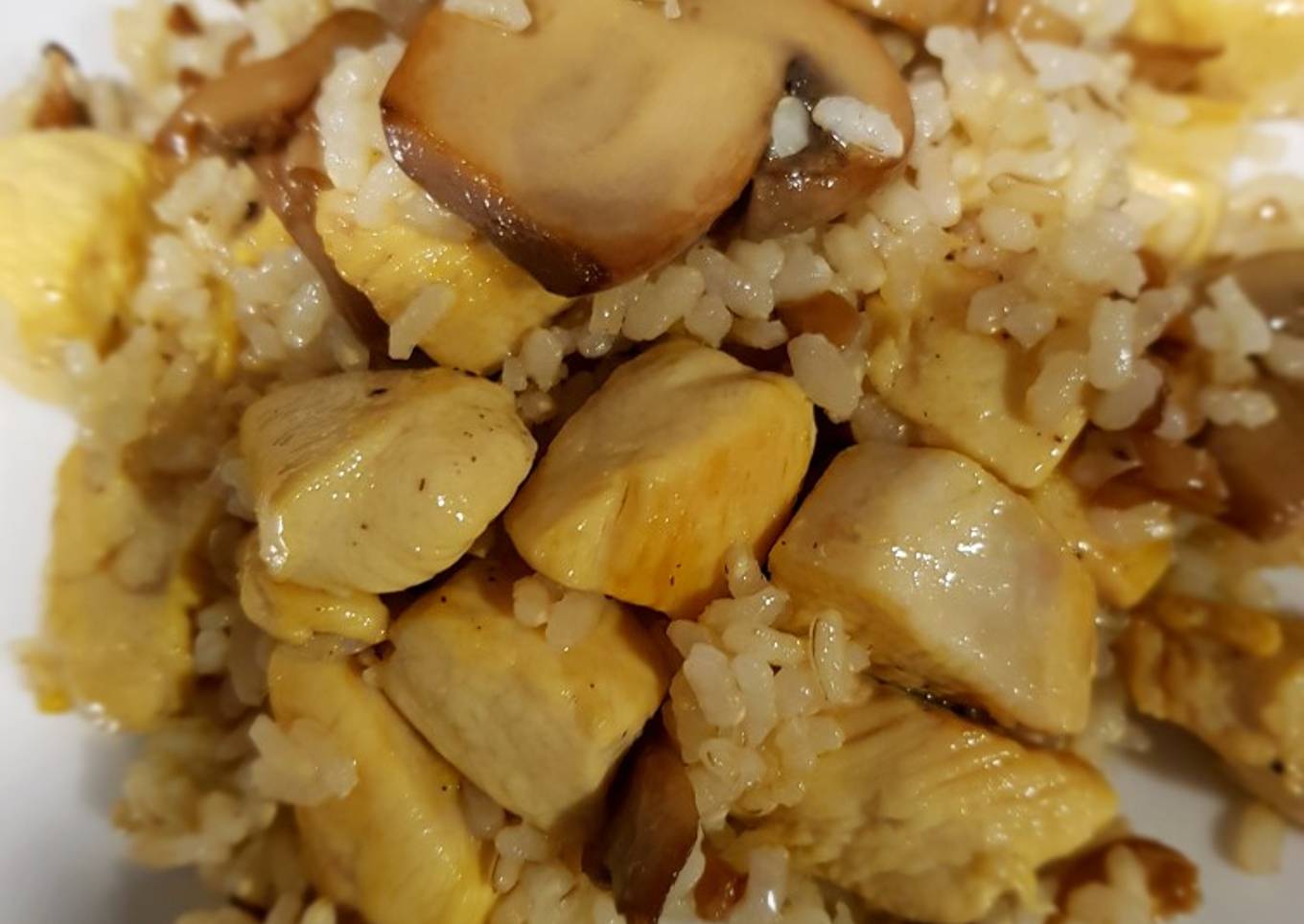 Arroz integral con pollo y champiñones