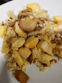 Una foto de Arroz integral con pollo y champiñones