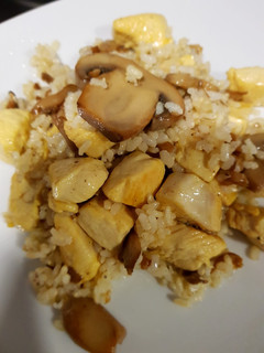 Una foto de Arroz integral con pollo y champiñones