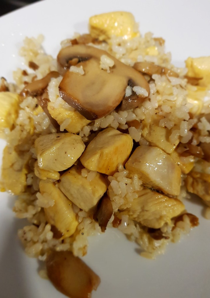 Una foto de Arroz integral con pollo y champiñones