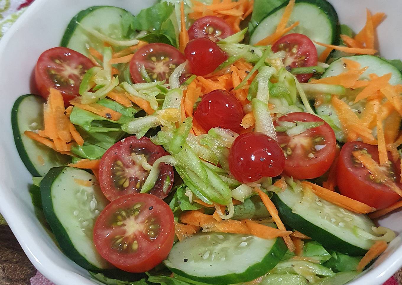 🍒🥬🥕🍅Ensalada Festiva - by Lou