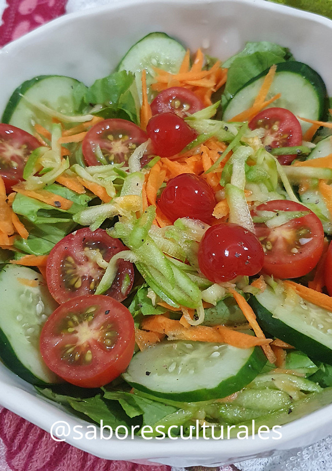 Una foto de 🍒🥬🥕🍅Ensalada Festiva - by Lou