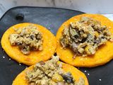 Arepa de maíz 🌽 amarillo con queso cheddar de almendra y huevos campesinos