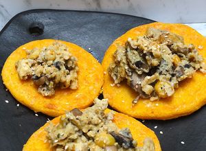 Una foto de Arepa de maíz 🌽 amarillo con queso cheddar de almendra y huevos campesinos