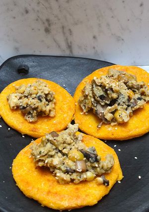 Una foto de Arepa de maíz 🌽 amarillo con queso cheddar de almendra y huevos campesinos