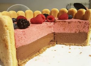 Foto di Charlotte frutti di bosco e cioccolato
