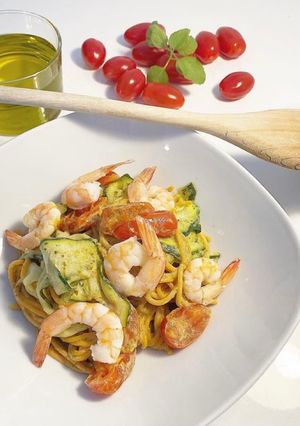 Une photo de PATES AU PESTO, CREVETTES ET COURGETTE
