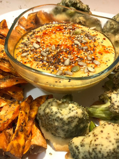 Una foto de Hummus de garbanzo con batata y brócoli crujiente al horno