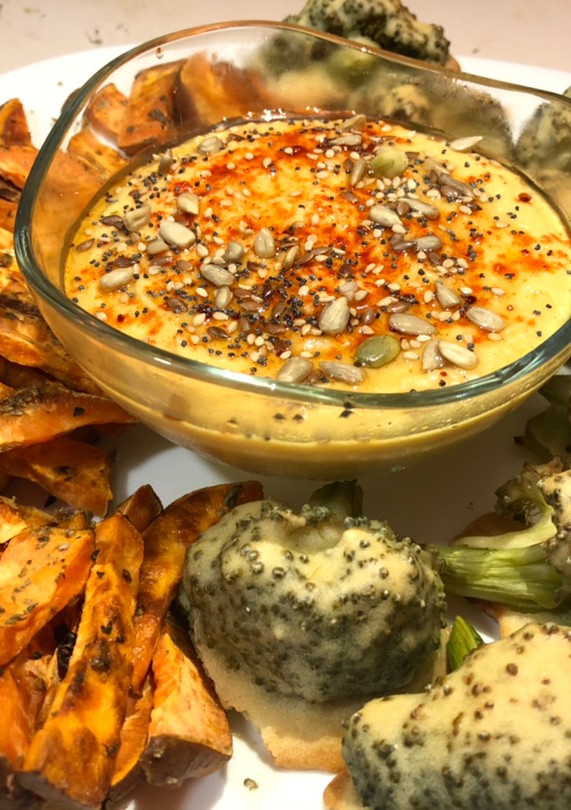 Una foto de Hummus de garbanzo con batata y brócoli crujiente al horno