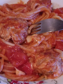 Tepsis paradicsomos húsgombóc spagettivel recept fotója