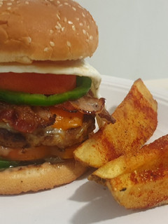 Una foto de Hamburguesas 🍔 con Papas Romanas