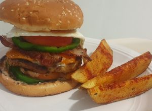 Una foto de Hamburguesas 🍔 con Papas Romanas
