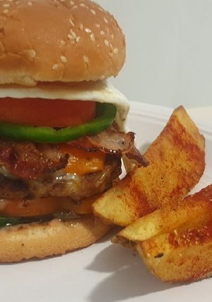 Una foto de Hamburguesas 🍔 con Papas Romanas