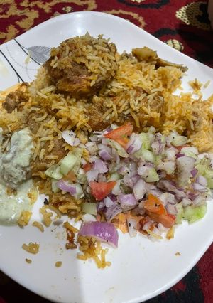 A picture of Tandoori chicken broast biryani.
