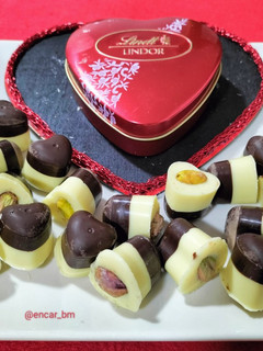 Una foto de Bombones dos chocolates con pistacho al toque de sal rosa