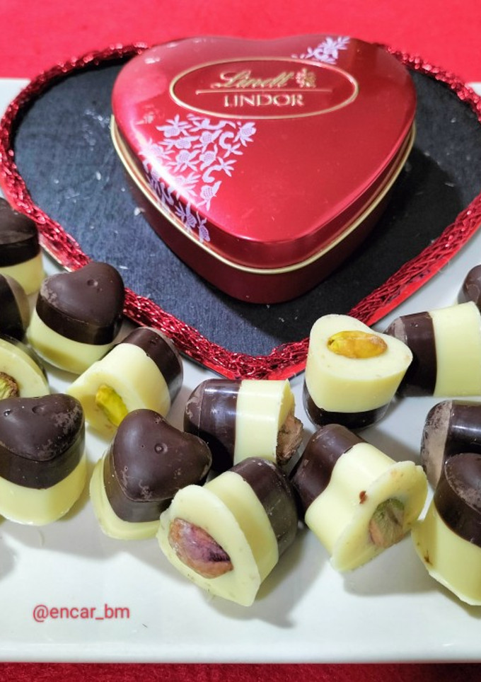 Una foto de Bombones dos chocolates con pistacho al toque de sal rosa