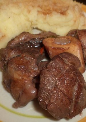Una foto de Ossobuco braseado con puré de papas