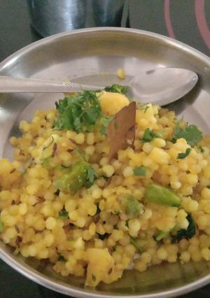 A picture of Sabudana (sago) khichadi with peanut.