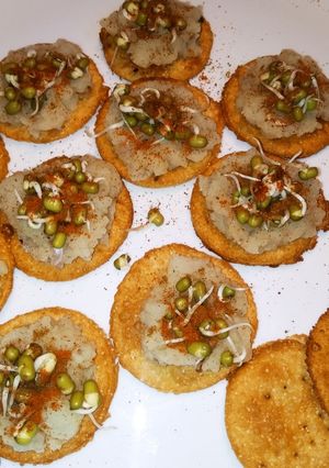 चटपटे स्प्राउट पापड़ी(chatpate sprout papadi recipe in hindi) रेसिपी मुख्य फोटो