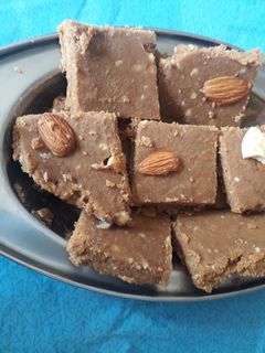સુખડી (Sukhdi Recipe In Gujarati) રેસીપી મુખ્ય ફોટો