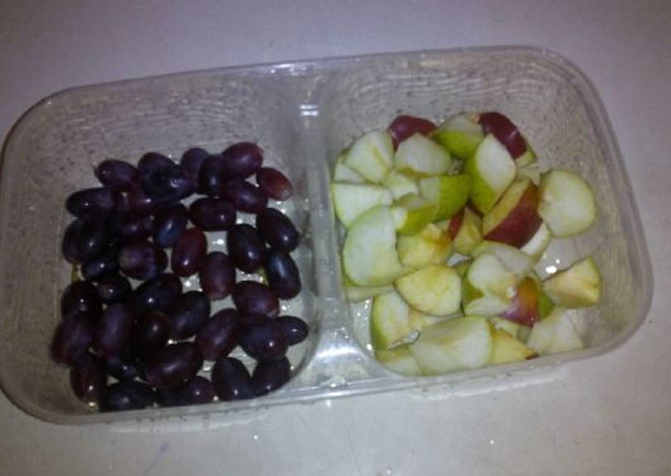Green and red apples with berry