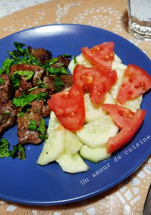 Une photo de Assiette composée de foie poêlé et salade concombre tomate 🍽