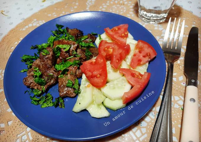 Assiette composée de foie poêlé et salade concombre tomate 🍽