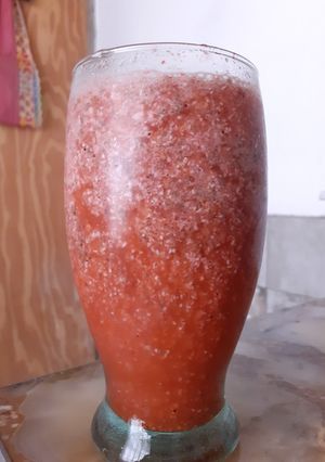 Una foto de Licuado de frutillas y chía