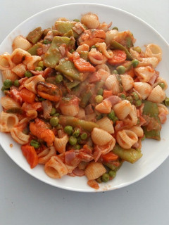 Una foto de Pasta Tiburón con Mejillón y verduras