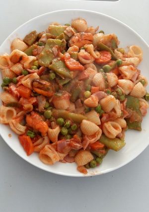 Una foto de Pasta Tiburón con Mejillón y verduras