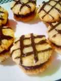Alfajores con masa de coco relleno de frosting de chocolate
