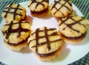 Una foto de Alfajores con masa de coco relleno de frosting de chocolate