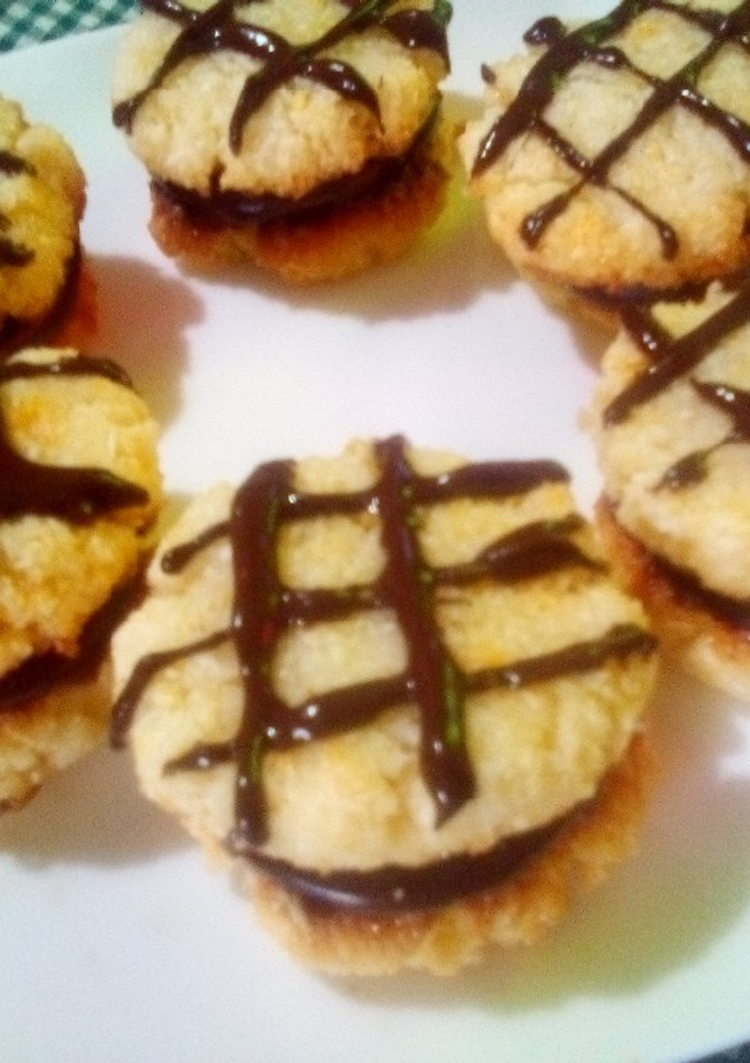 Una foto de Alfajores con masa de coco relleno de frosting de chocolate
