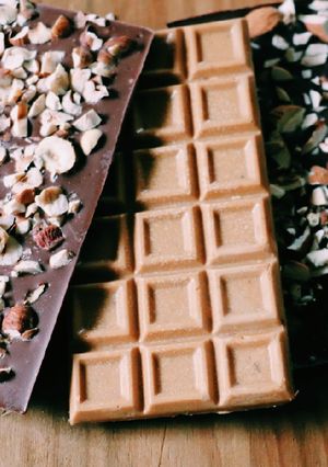 Une photo de Tablettes de chocolat aux fruits secs torréfiées