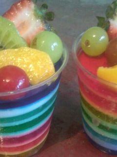 Una foto de Gelatina arcoiris con frutas