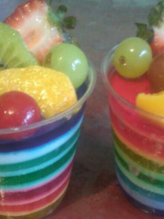 Una foto de Gelatina arcoiris con frutas