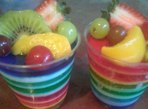 Una foto de Gelatina arcoiris con frutas
