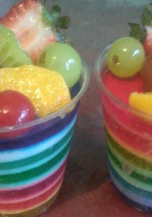 Una foto de Gelatina arcoiris con frutas