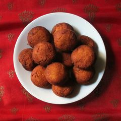 A picture of Unniyappams.