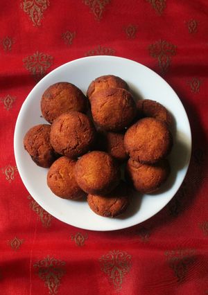 A picture of Unniyappams.