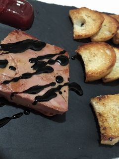 Una foto de Foie de pato con pan tostado
