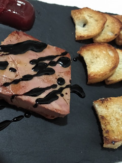Una foto de Foie de pato con pan tostado