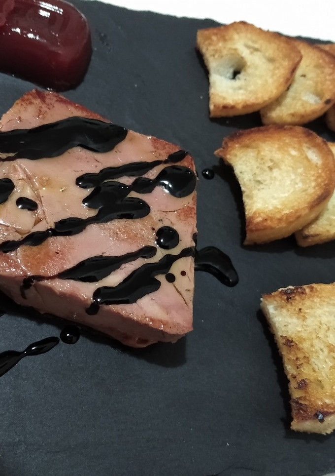 Una foto de Foie de pato con pan tostado