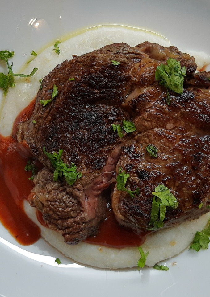 Una foto de Ojo de Bife con Polenta Blanca