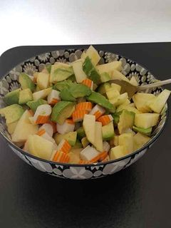 Une photo de Salade avocat/surimi/pommes