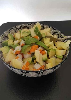 Une photo de Salade avocat/surimi/pommes